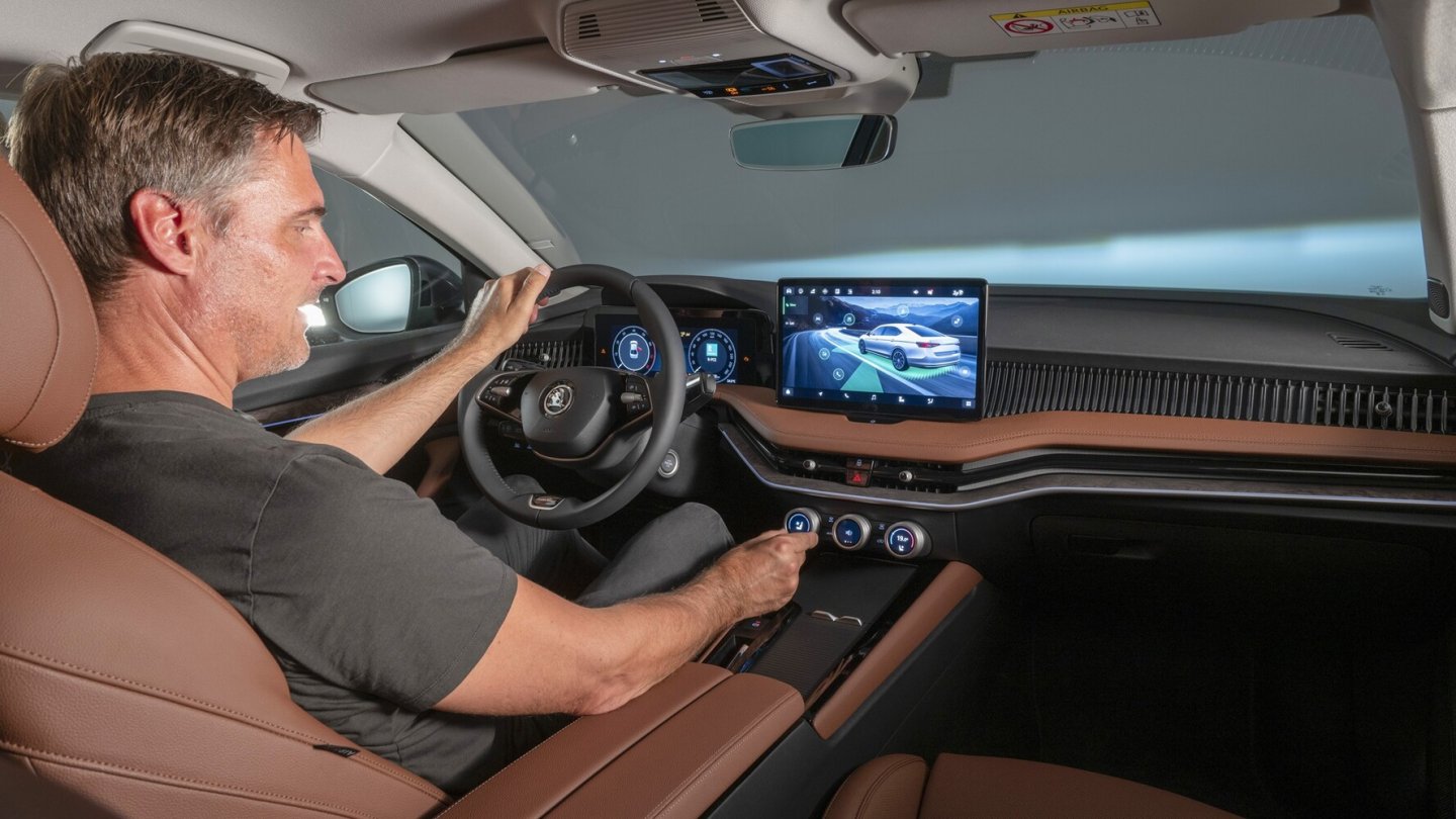 Wie im Kodiaq erleichtern drei Dreh-Drück-Steller die Bedienung im Cockpit.