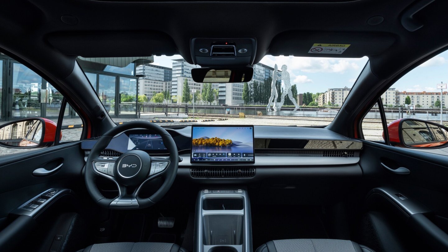 Das Cockpit des BYD Dolphin G DM-I mit großen Infotainment-Touchscreen.