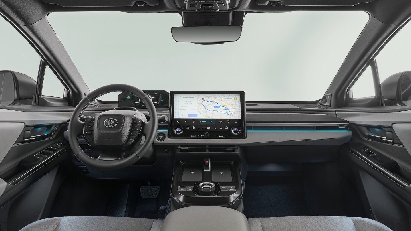 Das 14 Zoll große Infotainment-Display gehört zur Serienausstattung.