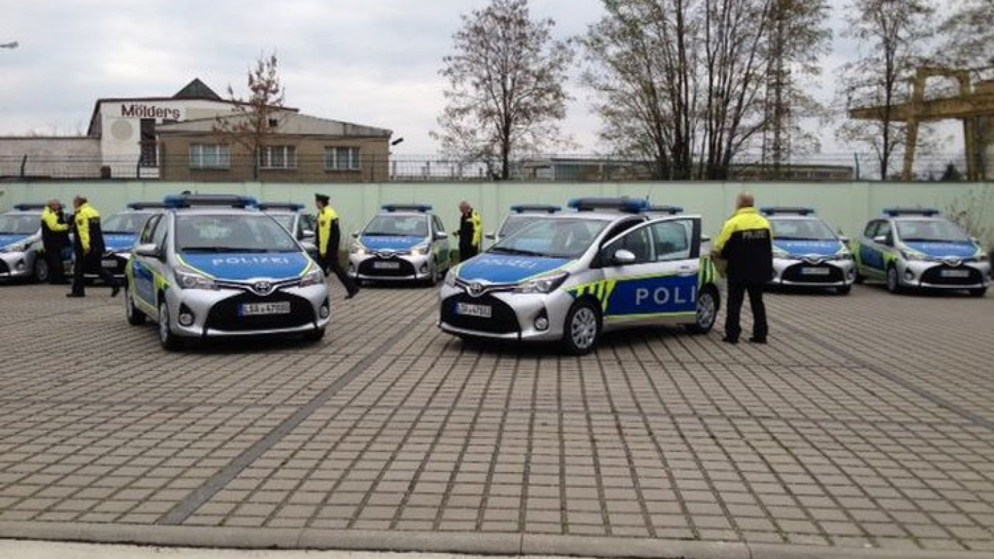 so richtig stolz steht keiner winkend neben den neuen Autos