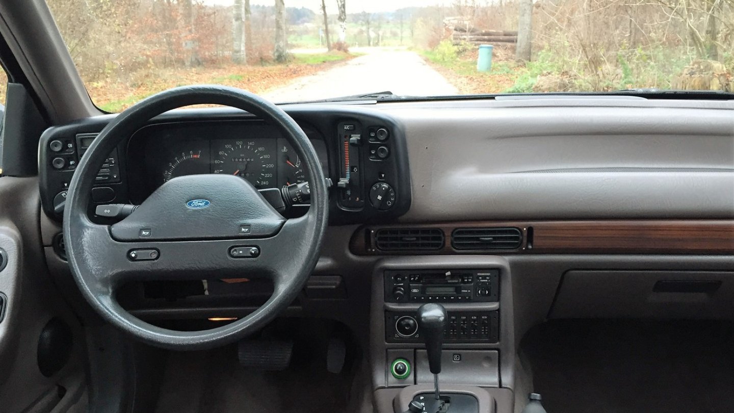 Zweispeichenlenkrad, Kunststoffholzpaneele und eine Ablage, die keine ist: Typisch Ford Scorpio