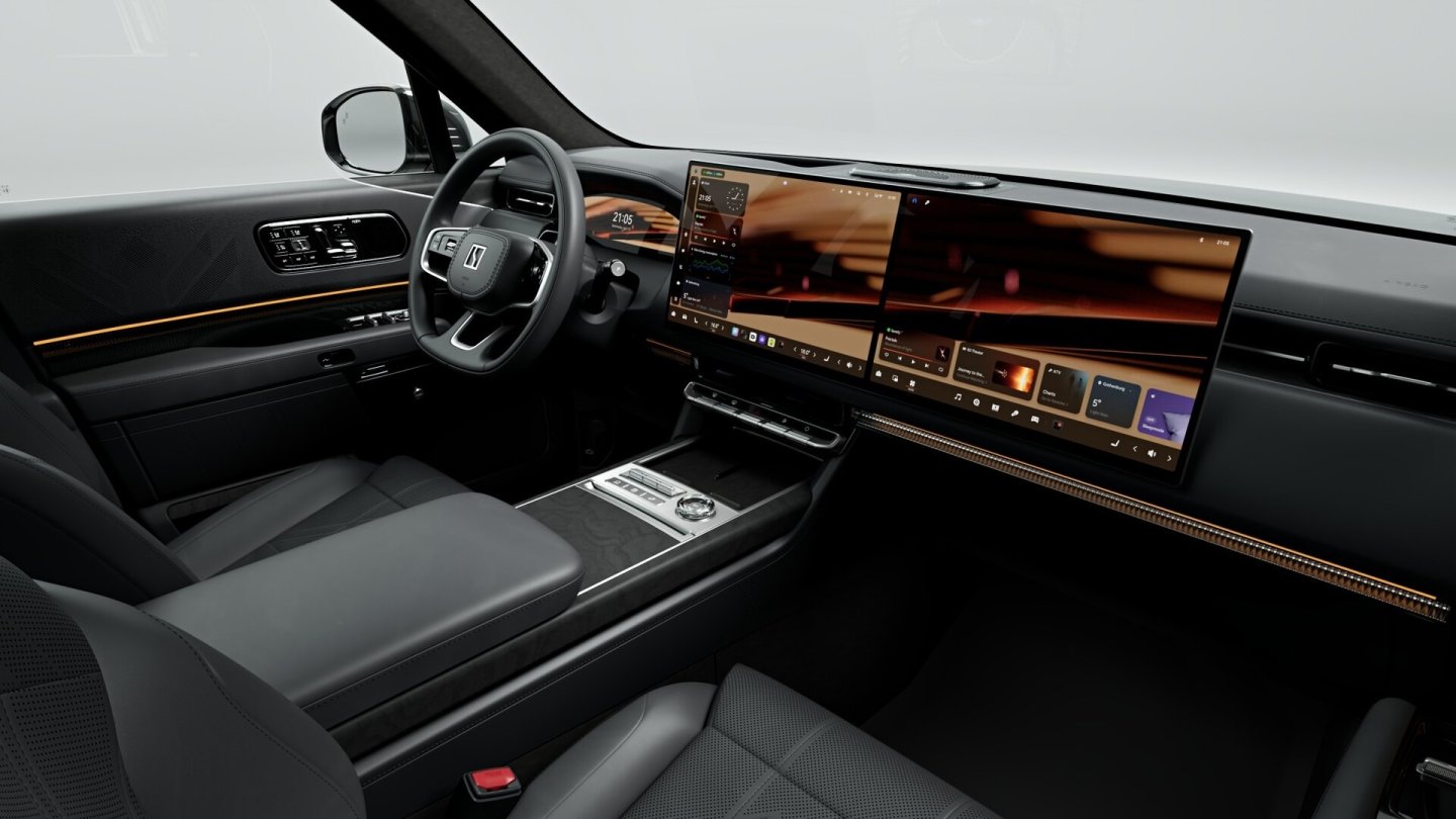 Neben vier Displays gibt es im Cockpit auch physische Bedienelemente.