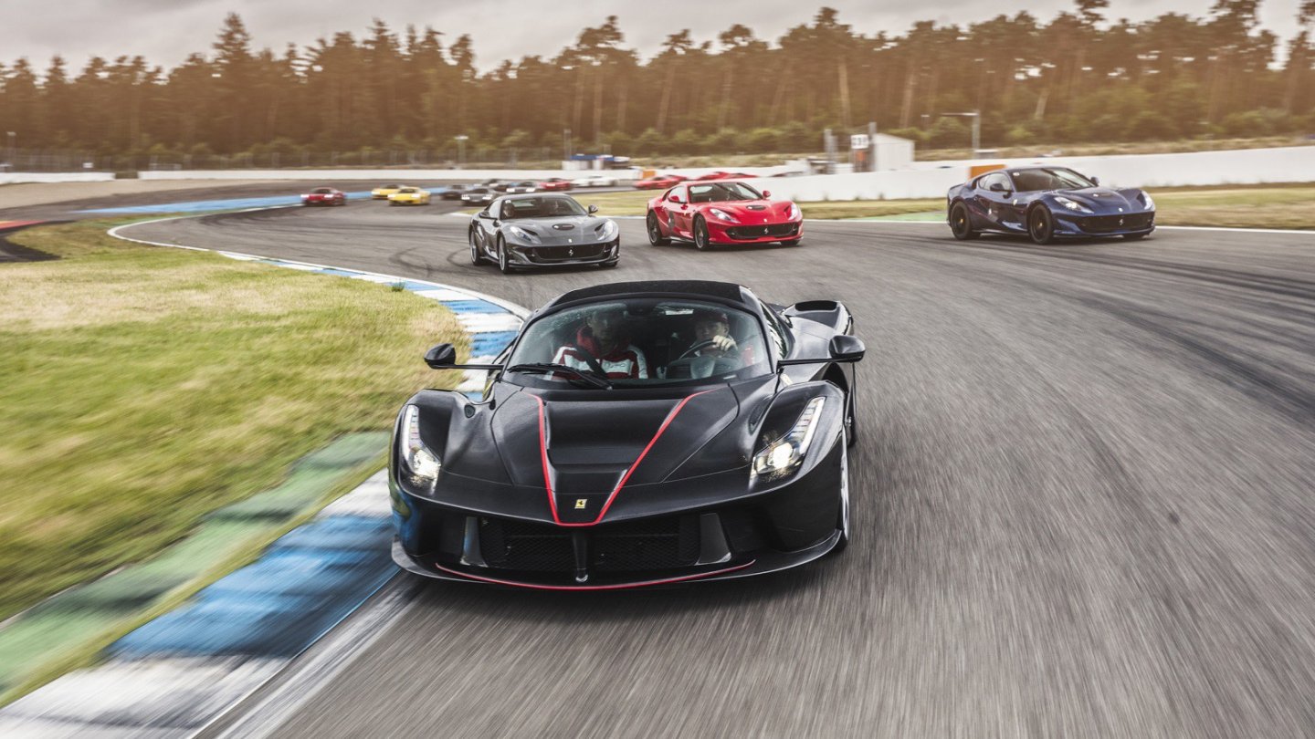 Kimi Räikkönen führte die Parade mit LaFerrari Aperta an. Foto: Lennen Descamps für Ferrari.
