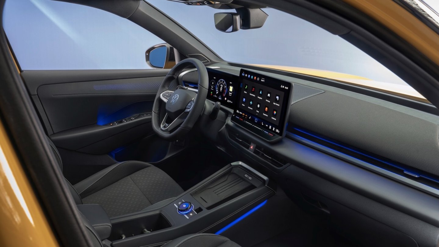 Das Armaturenbrett ist mit Stoff bezogen, die Materialien haben eine angenehme Haptik.