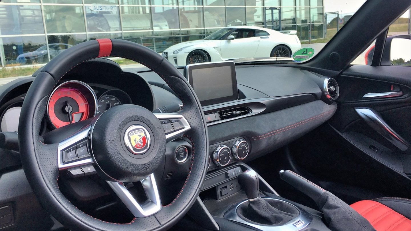 Das Cockpit entspricht den Schwestermodellen Mazda MX-5 und Fiat 124 Spider.