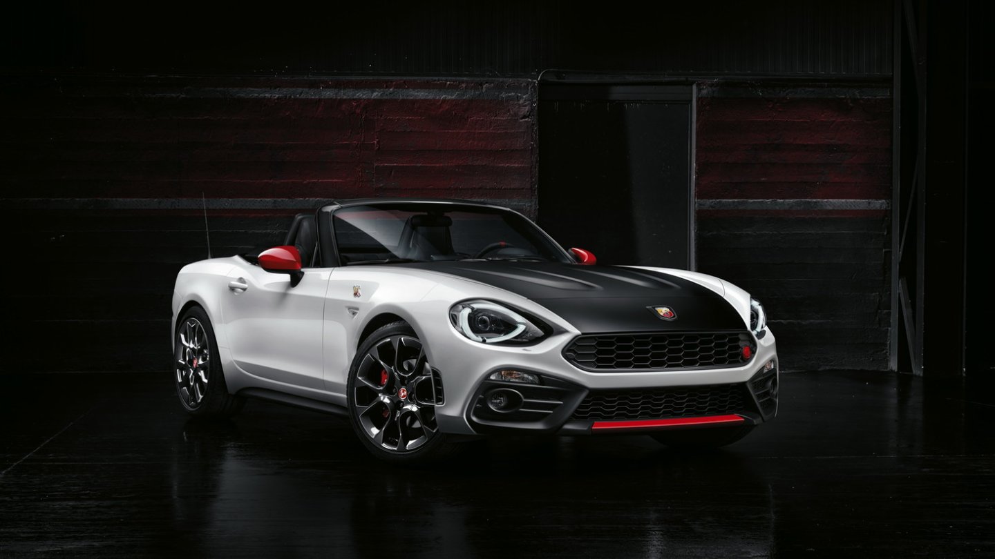 Noch versteckt er sich schüchtern im Dunklen: Der Abarth 124 Spider.