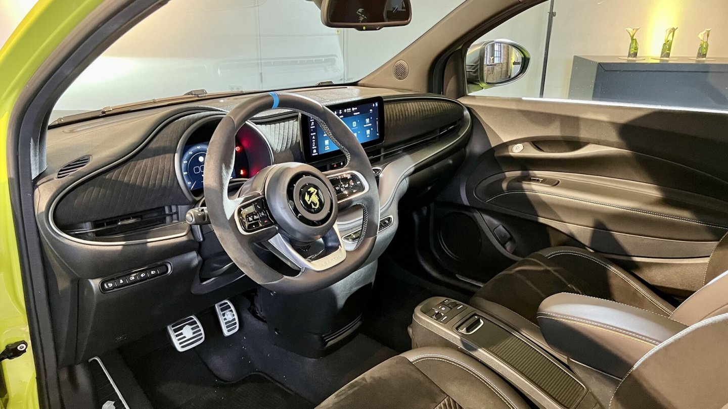 Alcantara ziert im Sondermodell Scorionissima Sitze und Cockpit.