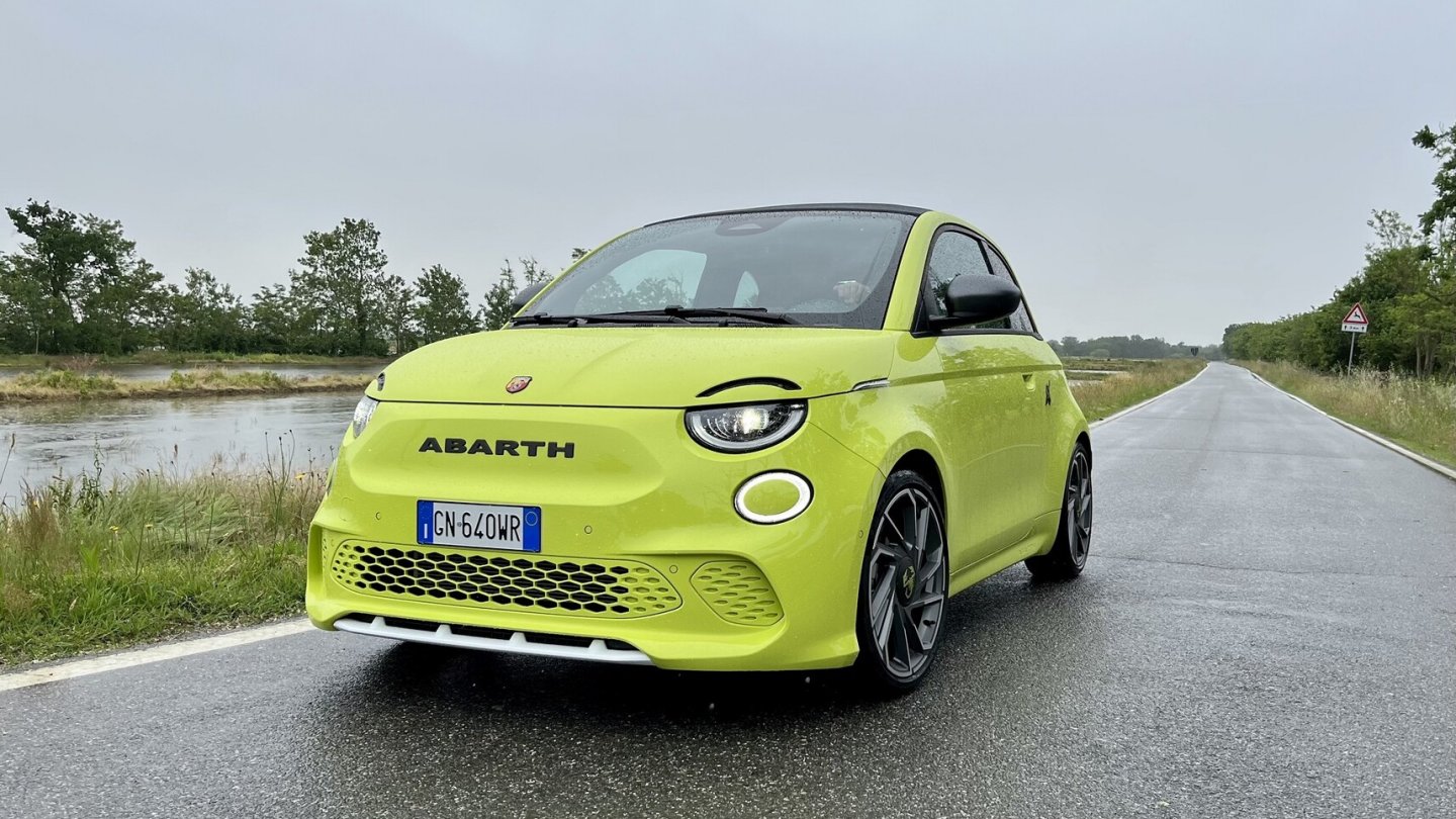 Die Kraft des Elektroantriebs zerrt gewaltig an den Vorderrädern.