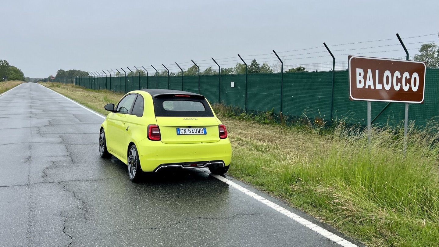 Die Norm-Reichweite des Abarh 500e Cabrio als Turismo liegt bei nur 242 Kilometern.