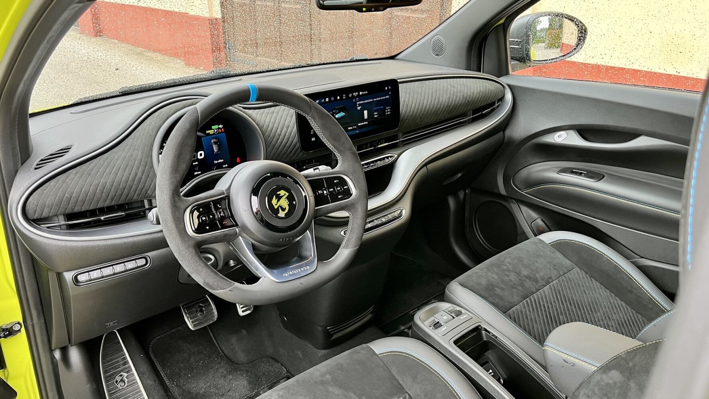 Sportsgeist zeigt auch die 12-Uhr-Markierung am Lenkrad.