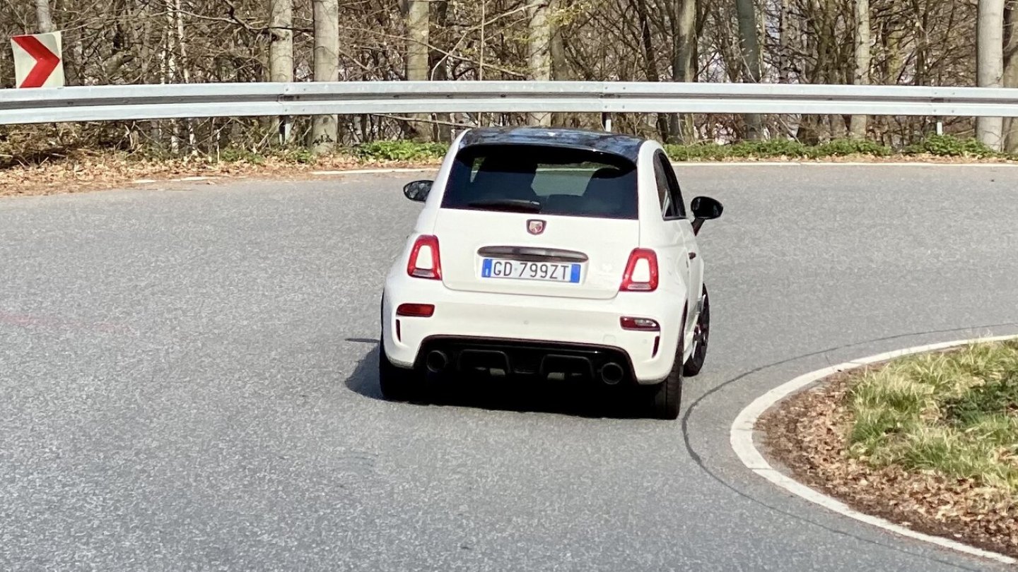 Der 595 ist mehr Fahrmaschine als getunter Kleinwagen.