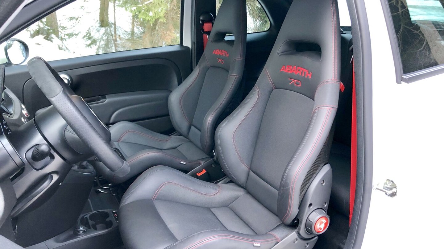 Für große Fahrer ist die Sitzposition viel zu hoch.