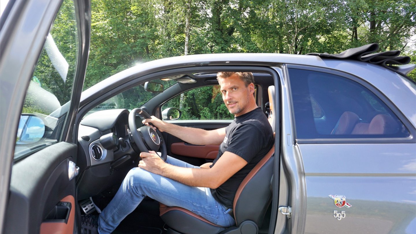 Tja, so sieht das aus wenn 1,92 Meter Mensch im Abarth 595C sitzen.