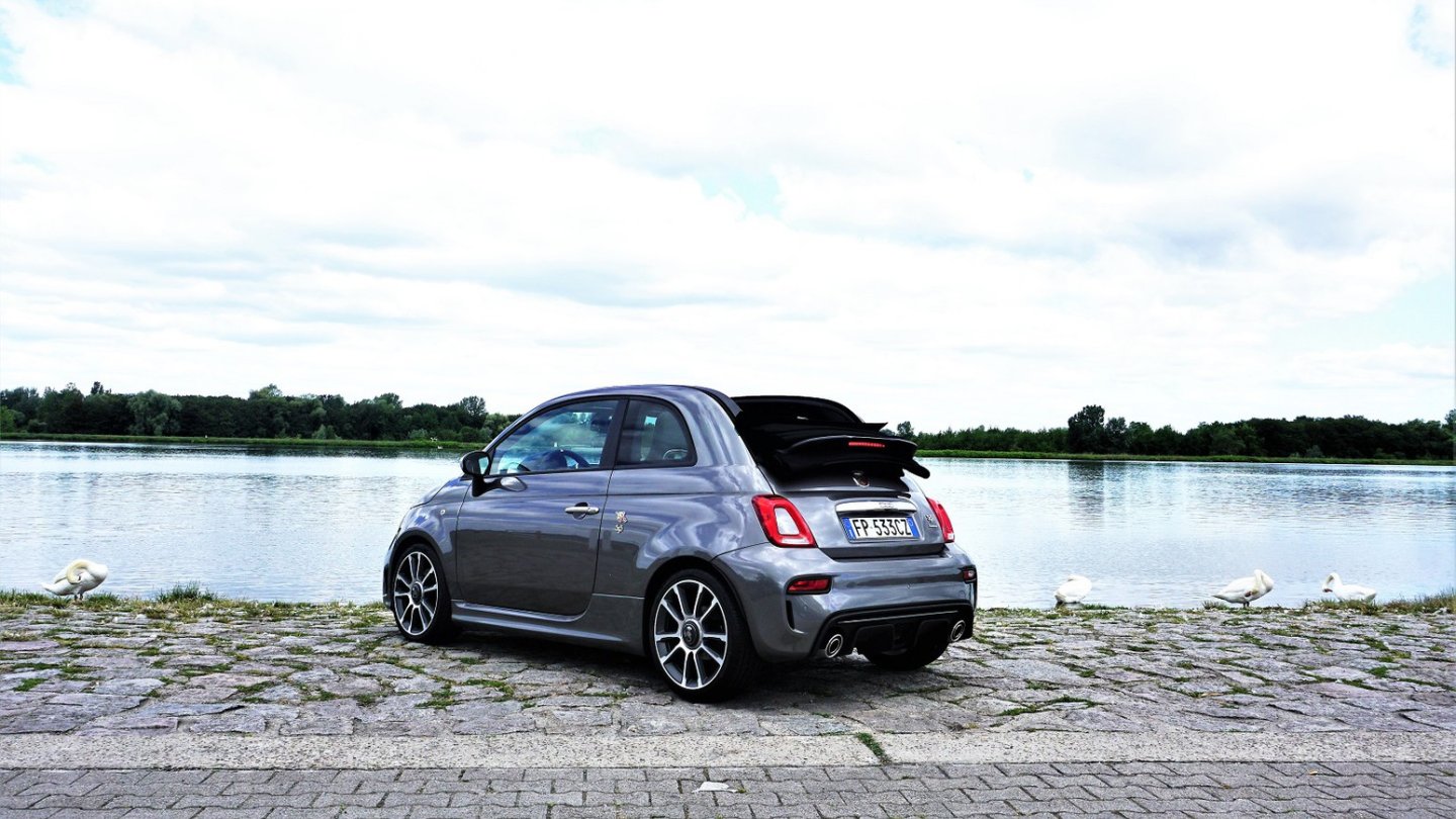 Das schlichte Record Grey wird dem heißen Charakter des Abarth 595 nicht ganz gerecht.