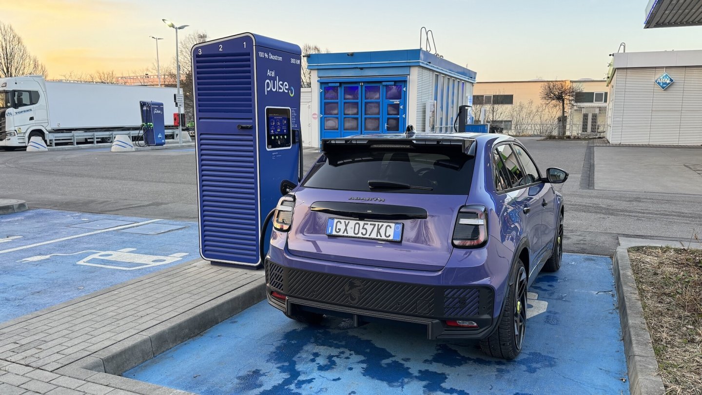 Nicht an jeder Ladesäule gelang im Test auf Anheib die Kommunikation mit der Auto-Software.