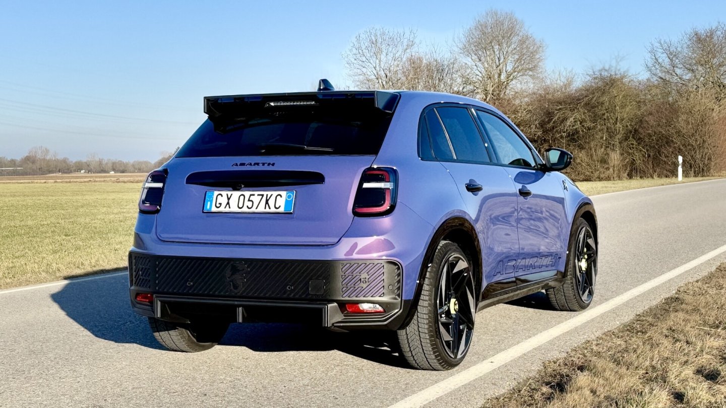 Bei Bedarf bollert der Abarth 600e - so ähnlich! - wie ein Verbrenner.