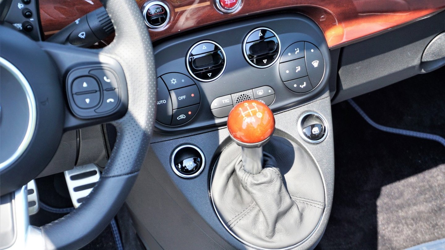 Pflichtstück im Abarth: der Schalthebel. Ihn gibt es auch holzlos.