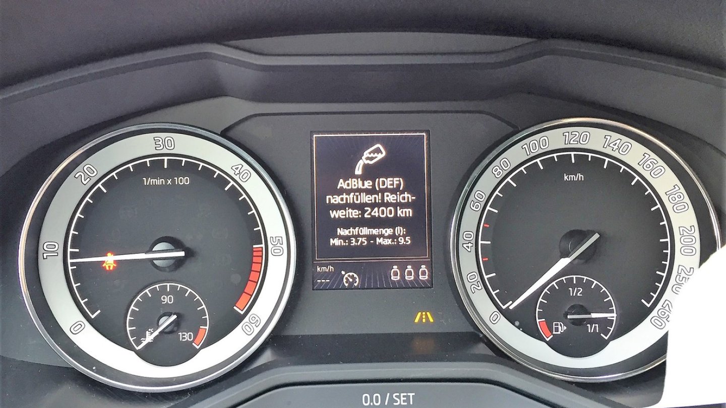 Nach 6.800 Kilometern kommt die Meldung mit der Restreichweite. Einmal AdBlue, bitte!