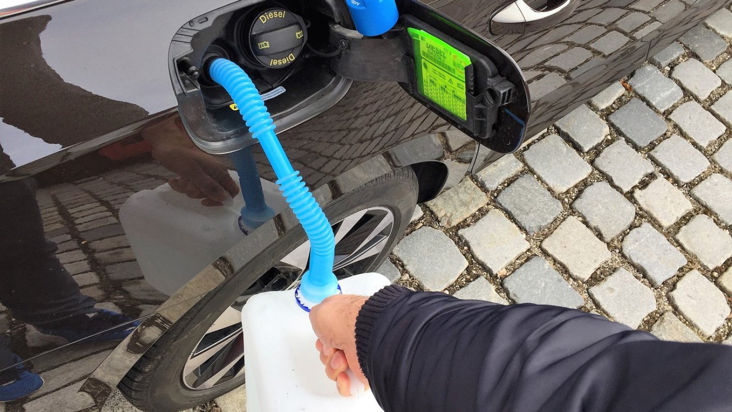 Bei vielen Autos wie hier beim Skoda Superb kann man zumindest ohne Probleme das AdBlue nachfüllen.