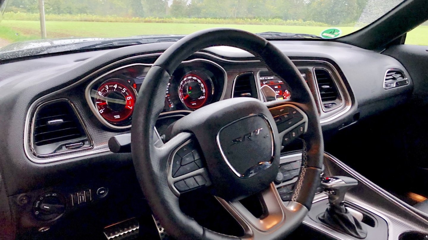 Das Hellcat-Cockpit versprüht Großserien-Romantik.