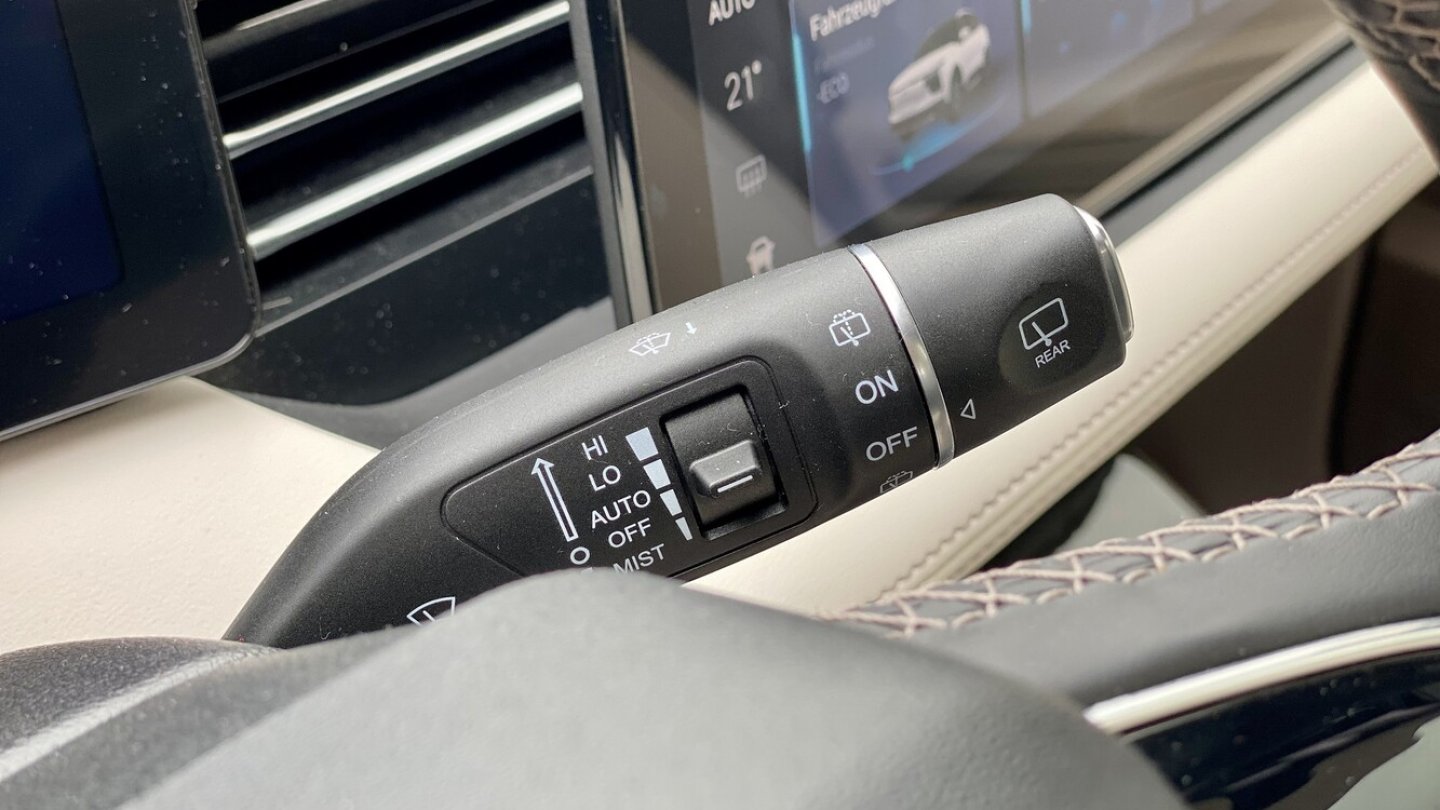 Das Design der Lenkstockhebel dürfte Mercedes-Fahrern bekannt vorkommen.