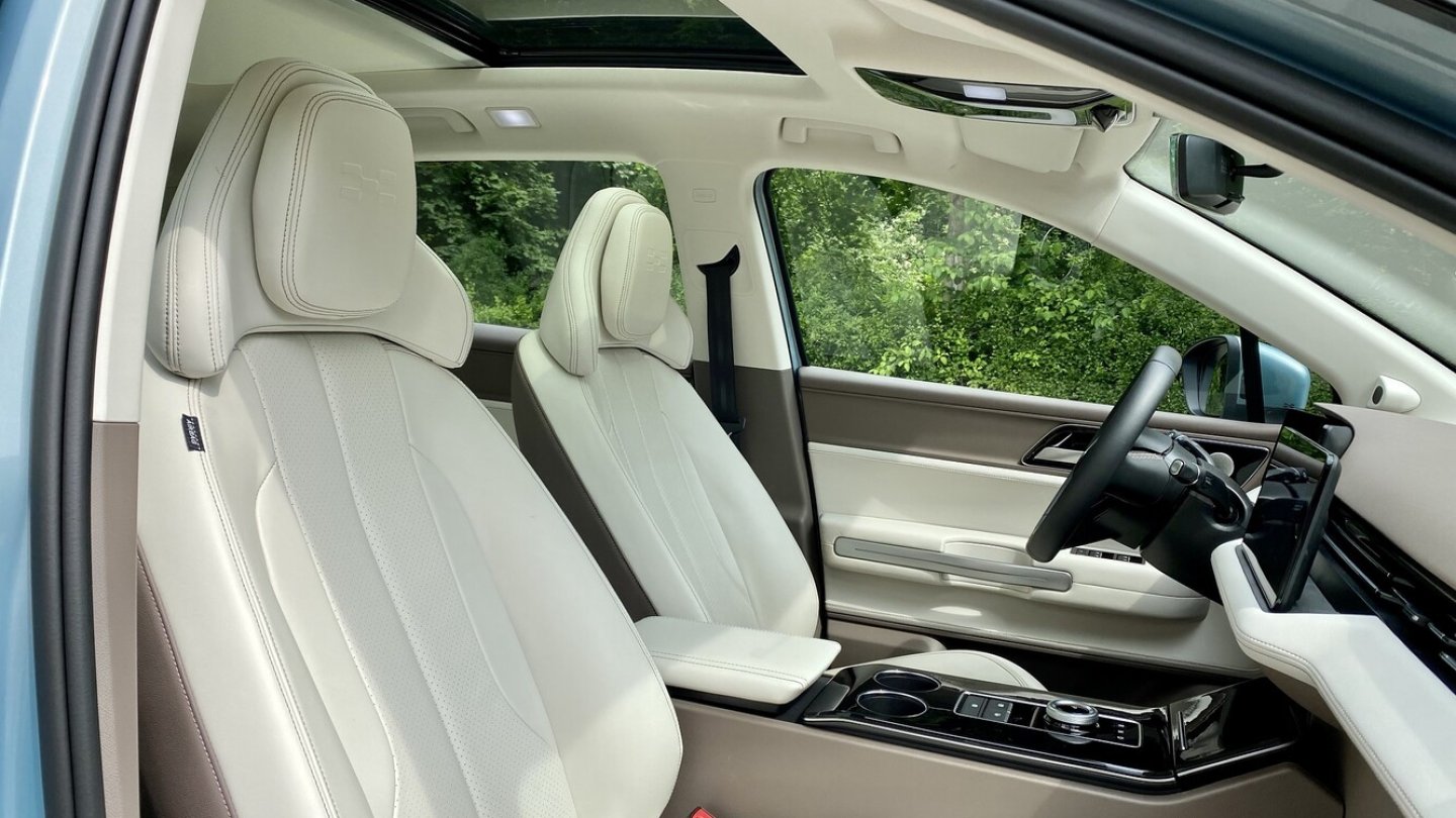 Die Sitze sehen sehr sportlich aus, sind aber komfortabel.