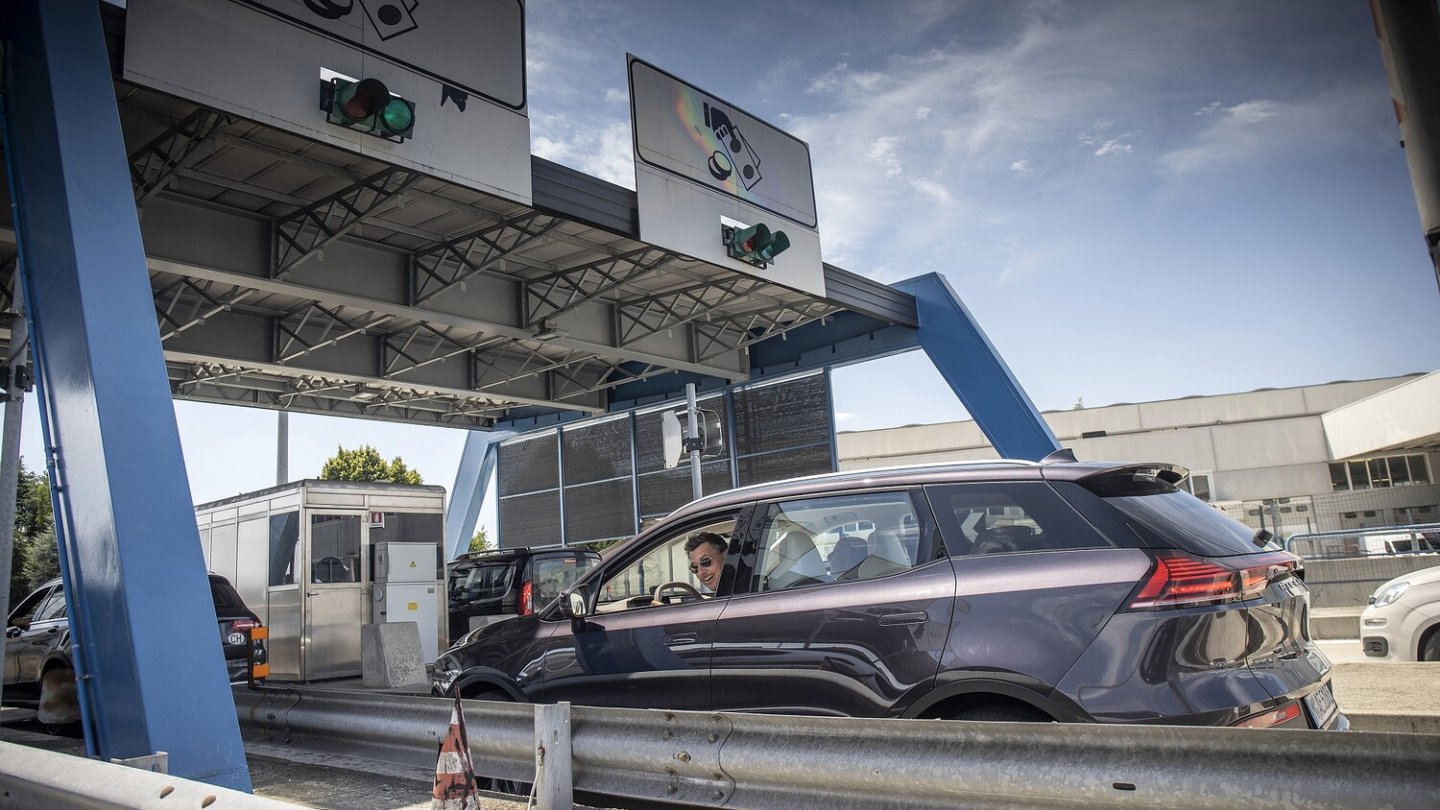 An Mautstationen stoppten wir öfter als an Ladesäulen.