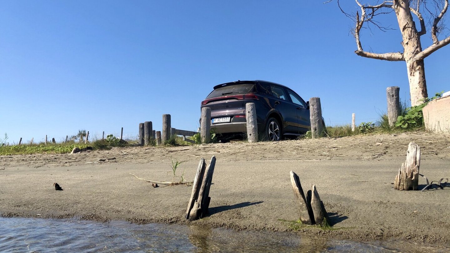 Angekommen: Der Aiways U5 an einem Strand der Insel Korsika.