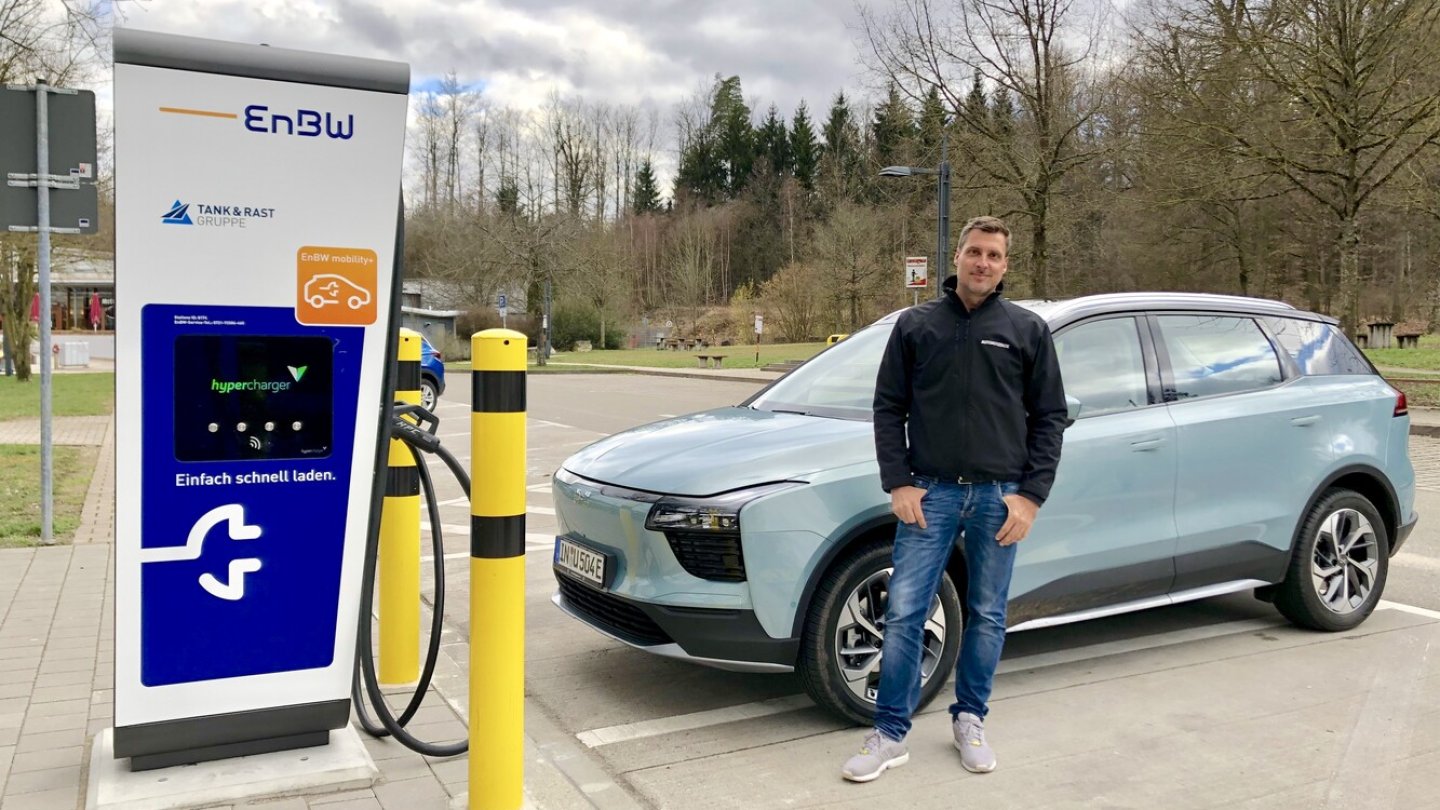 Der Aiways U5 am Schnelllader an einer deutschen Autobahn.