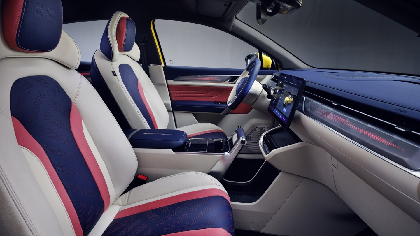 Die dreifarbige Innenausstattung ist serienmäßig.