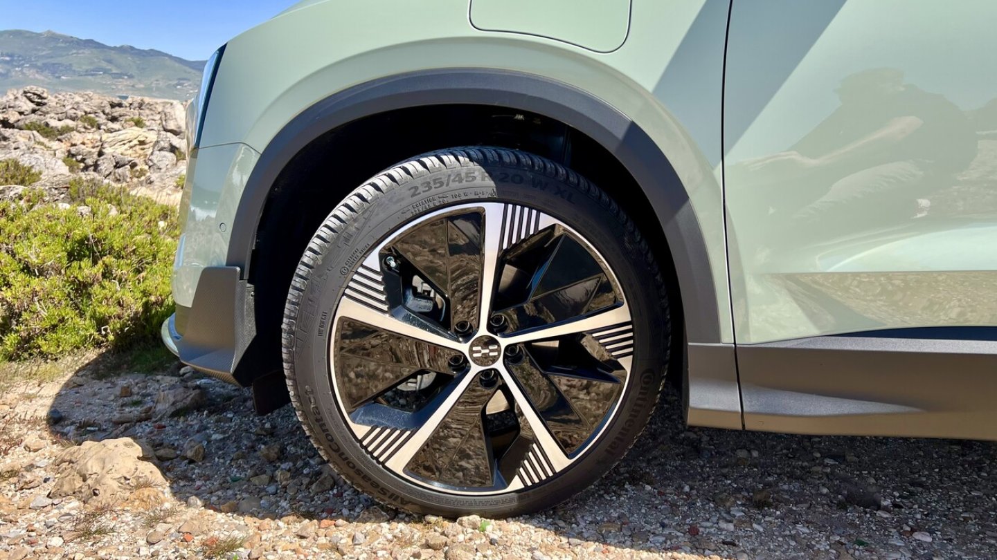 Neue Postition für den Ladeanschluss im linken Kotflügel.