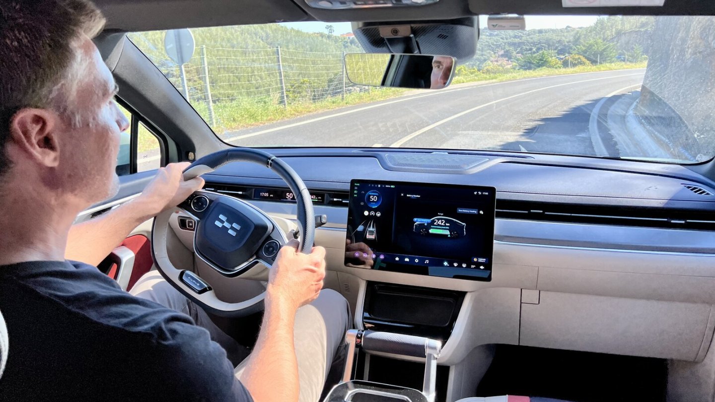 Die taube Lenkung passt nicht zum straffen Fahrwerk.