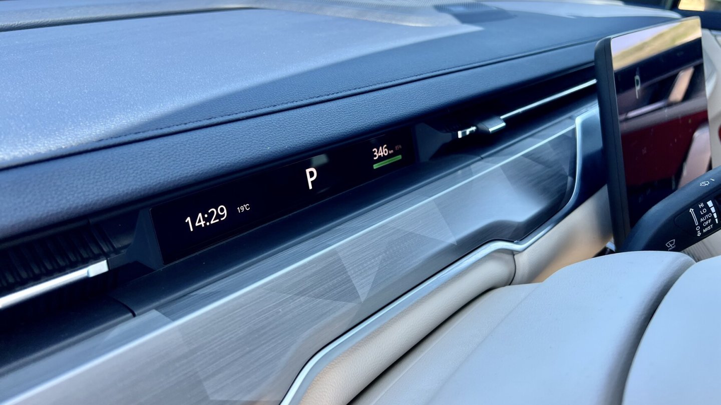 Ein kleines Display hinter dem Lenkrad zeigt fahrrelevante Informationen.