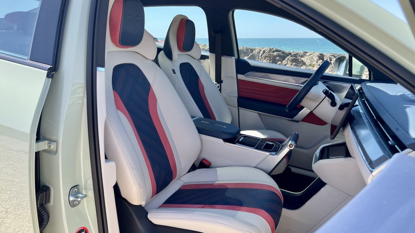 Bequeme Sitze mit integrierten Kopfstützen und ein farbenfroher Innenraum.