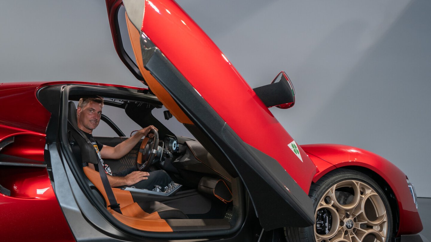 Mit ein wenig Übung kommt man elegant hinein.