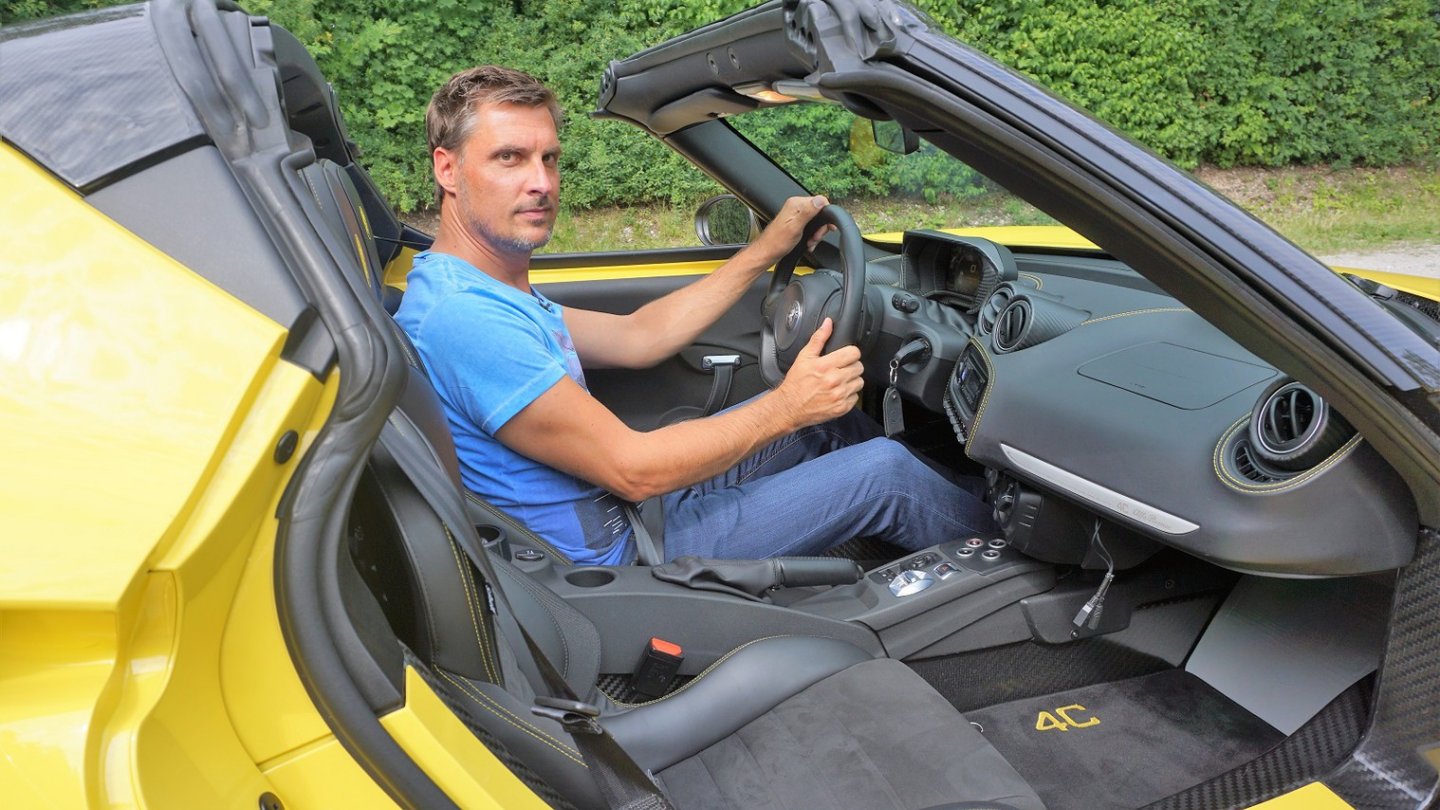 Perfekte Sitzposition im kleinen Alfa, auch für große Menschen.