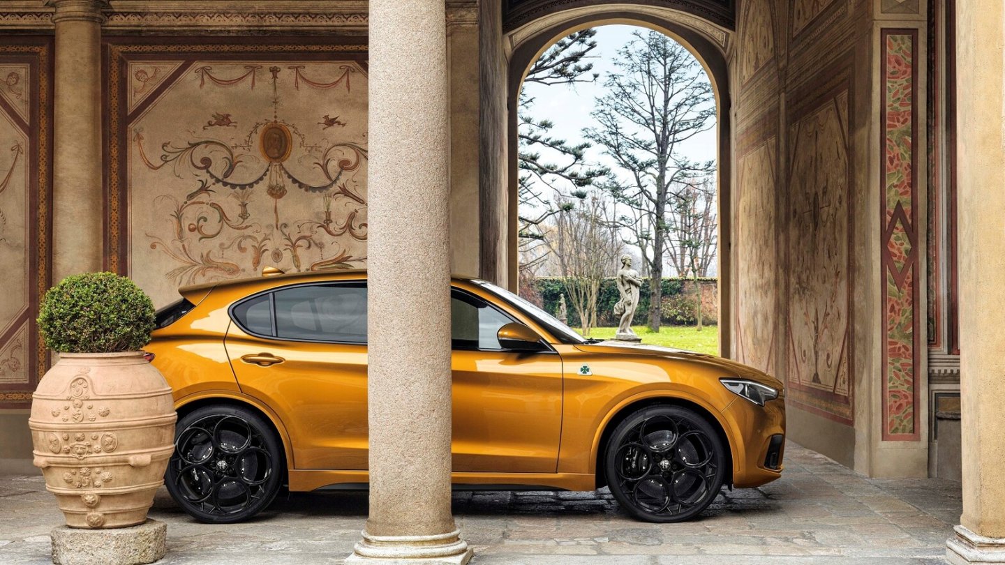 Der Alfa Romeo Stelvio Quadrifoglio in Ocra GT Junior.