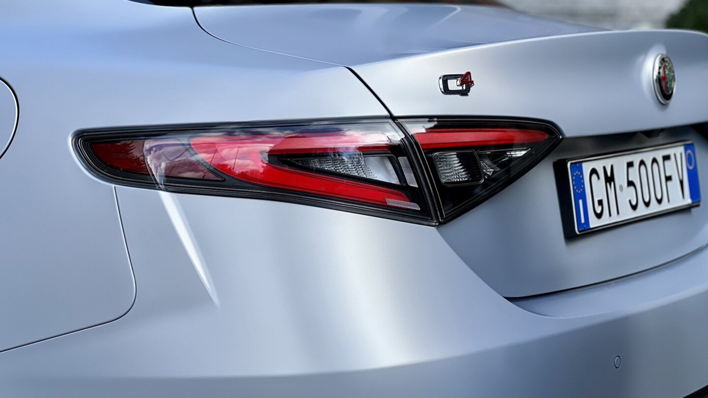 Q4 ist der Hinweis auf den serienmäßigen Allradantrieb.