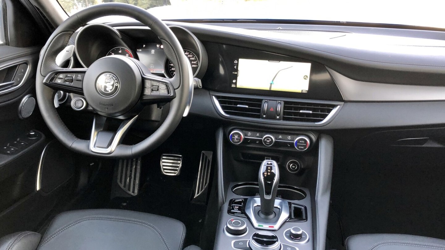 Fahrerorientiertes Cockpit in der Alfa Romeo Giulia.