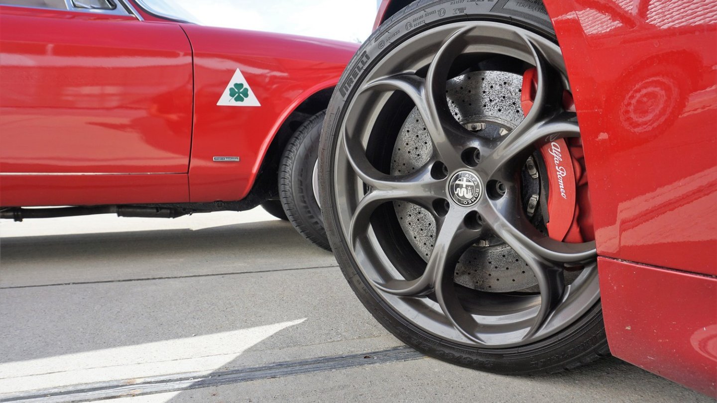 19-Zoll-Felgen im klassischen Design kosten Aufpreis. Die Karbon-Keramik-Bremsen erst recht.