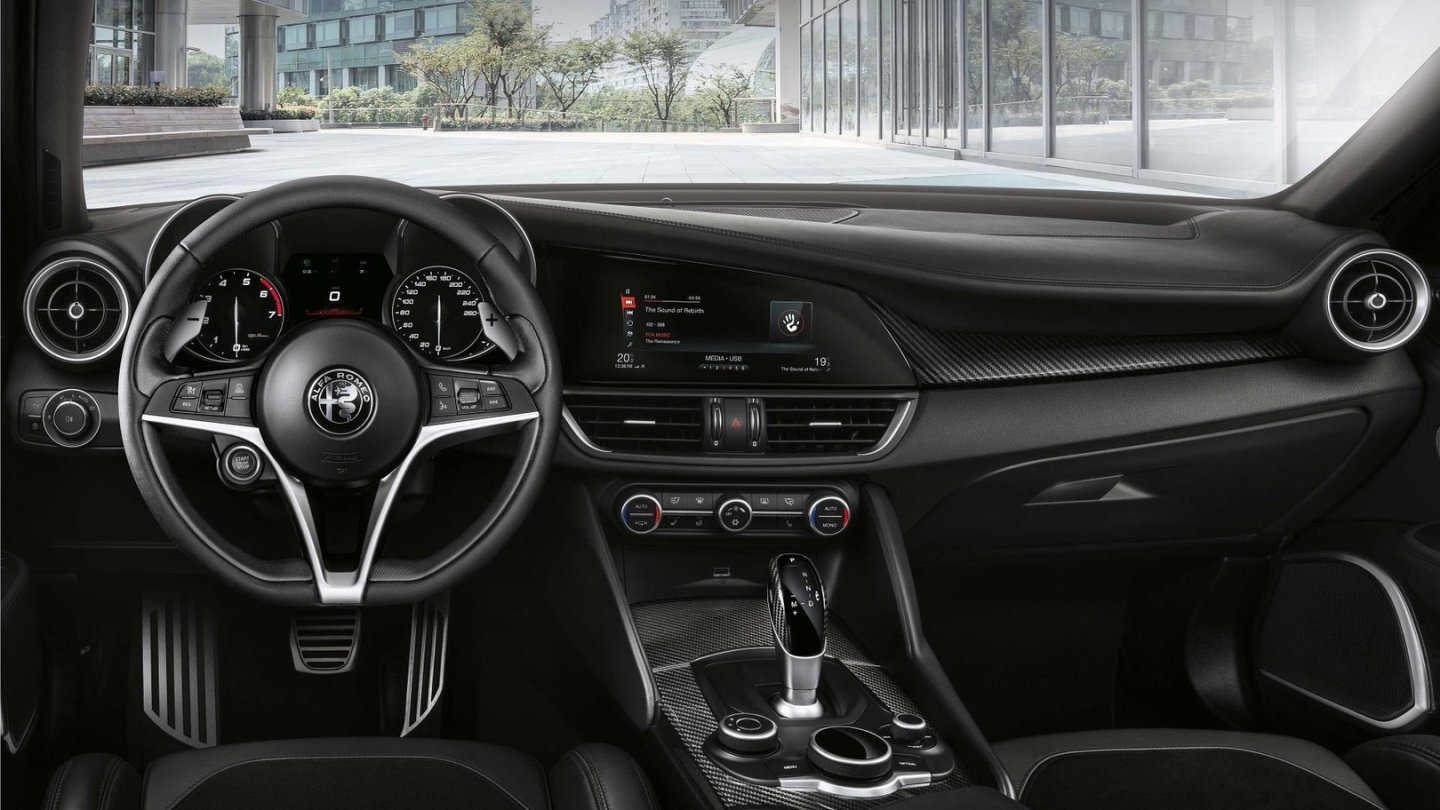 Apple Car Play und Android Auto ziehen in Giulia und Stelvio ein.