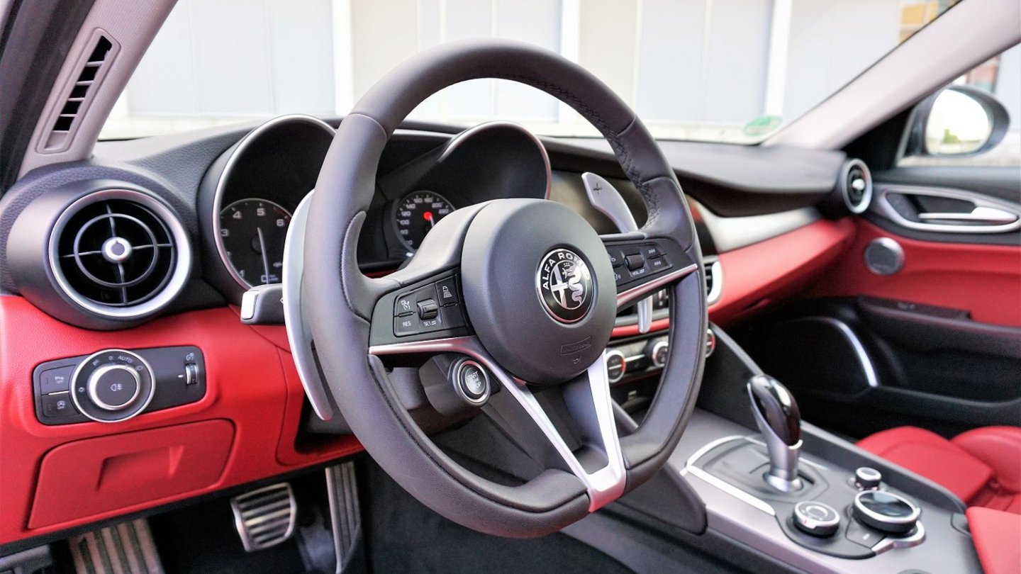 Außen hui, innen huiuiuiui! Das Cockpit macht an, sogar in Rot.