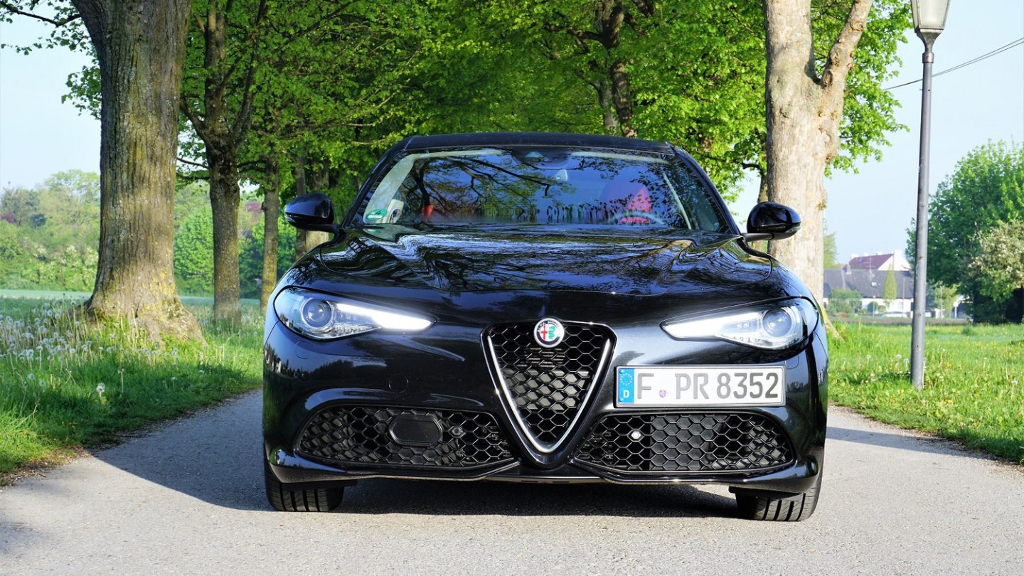 Ein lasziver Blick und das Kennzeichen lässig im Mundwinkel: die Front der Giulia.