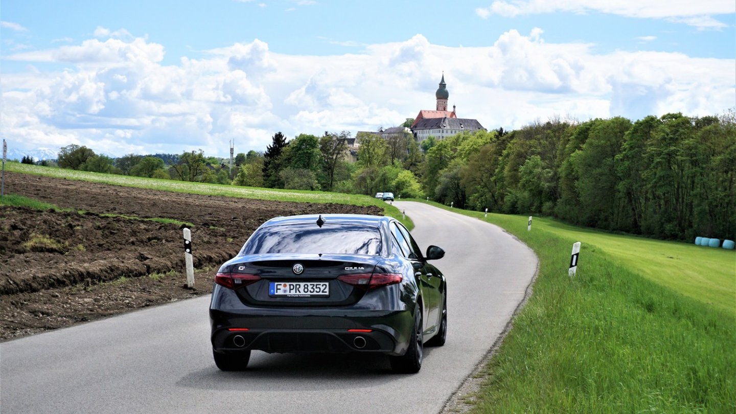 Auf Landstraßen fühlt sich die Giulia Veloce richtig zu Hause.
