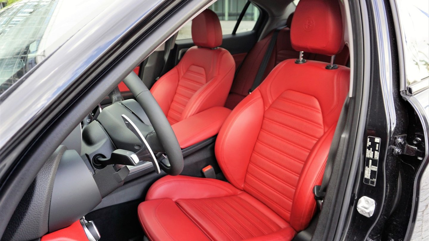 Die bequemen Sportsitze halten den Fahrer sehr fest - so fest, dass man kaum aussteigen möchte.