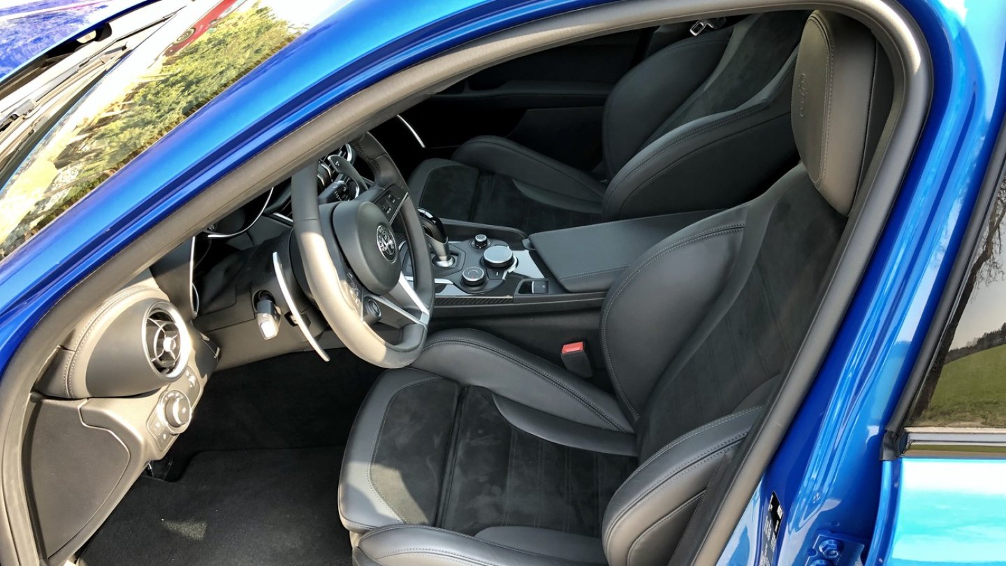 Packende Sportsitze mit Leder-Alcantara-Bezügen.