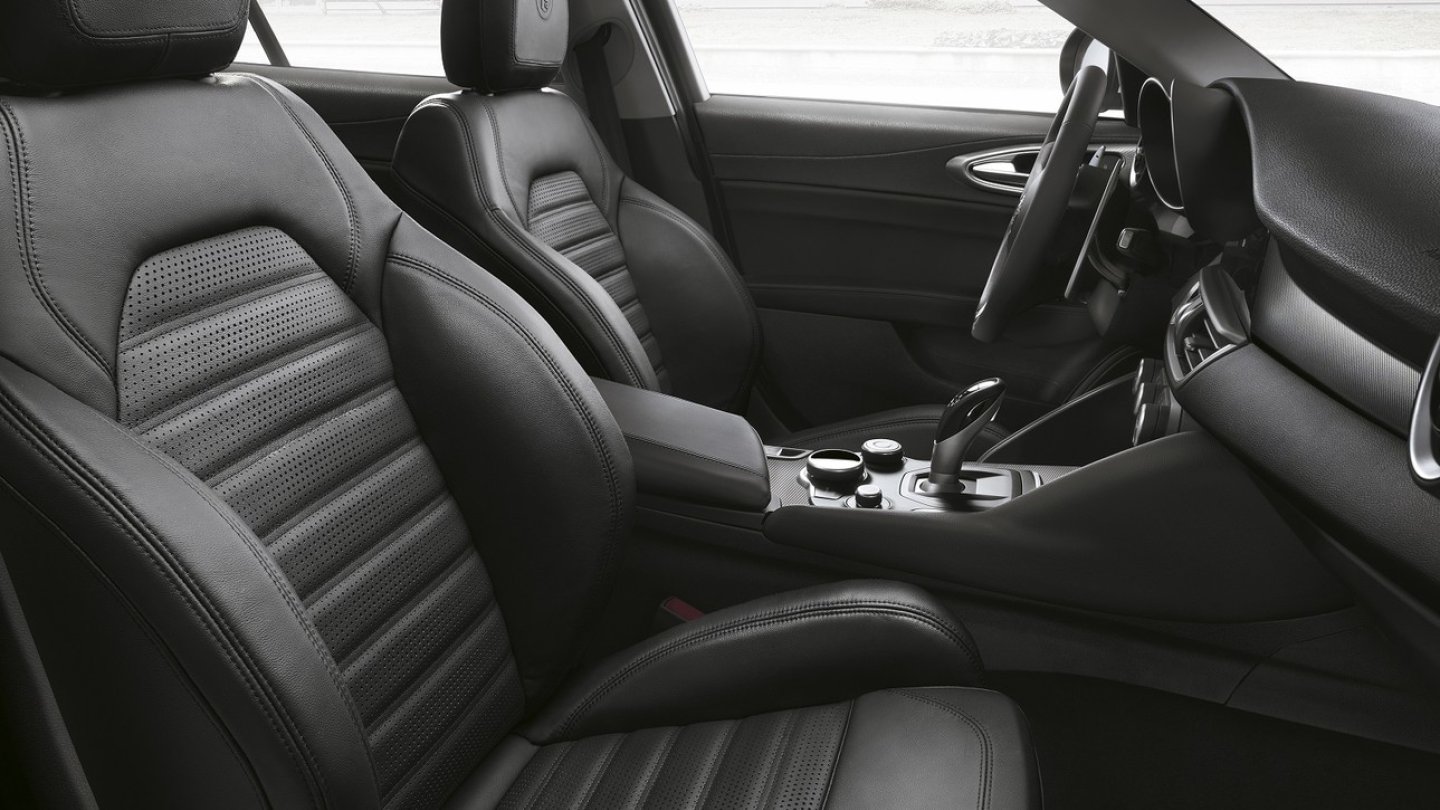 Ledersitze mit höheren Seitenwangen für mehr Halt.