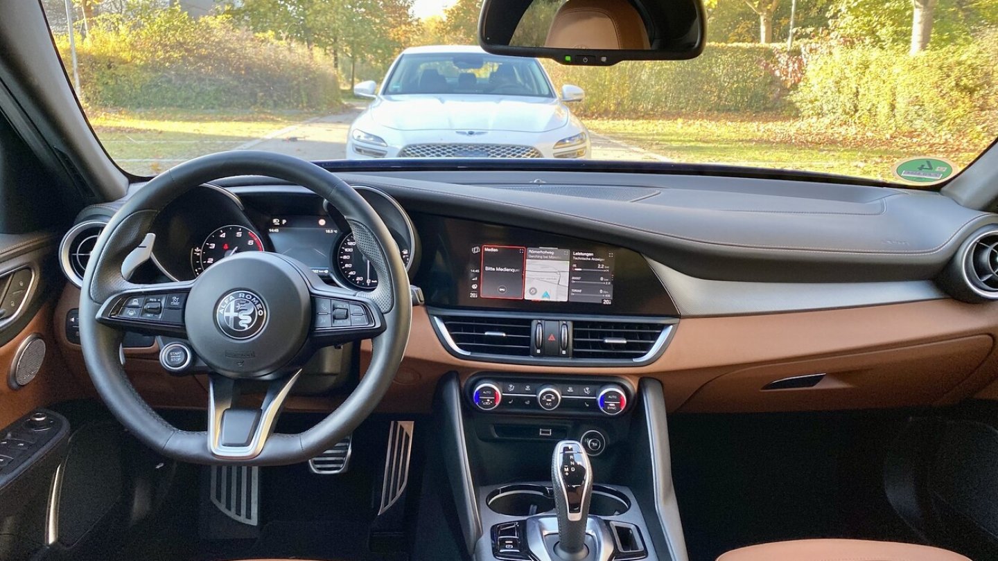 Im Cockpit des Alfa Romeo hat man eine gute Zeit.
