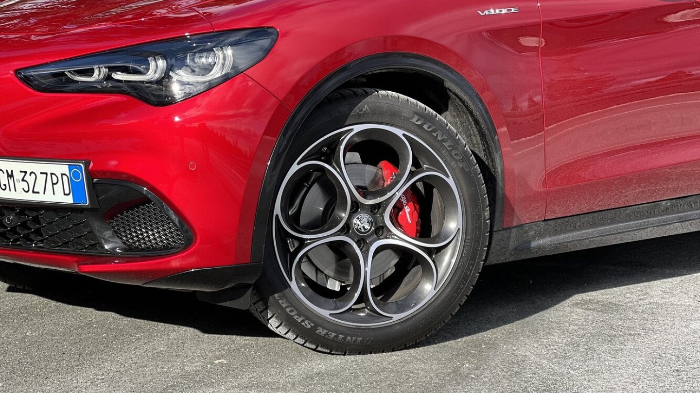 Die Lackfarbe Rosso Etna und rote Bremssättel kosten Aufpreis.