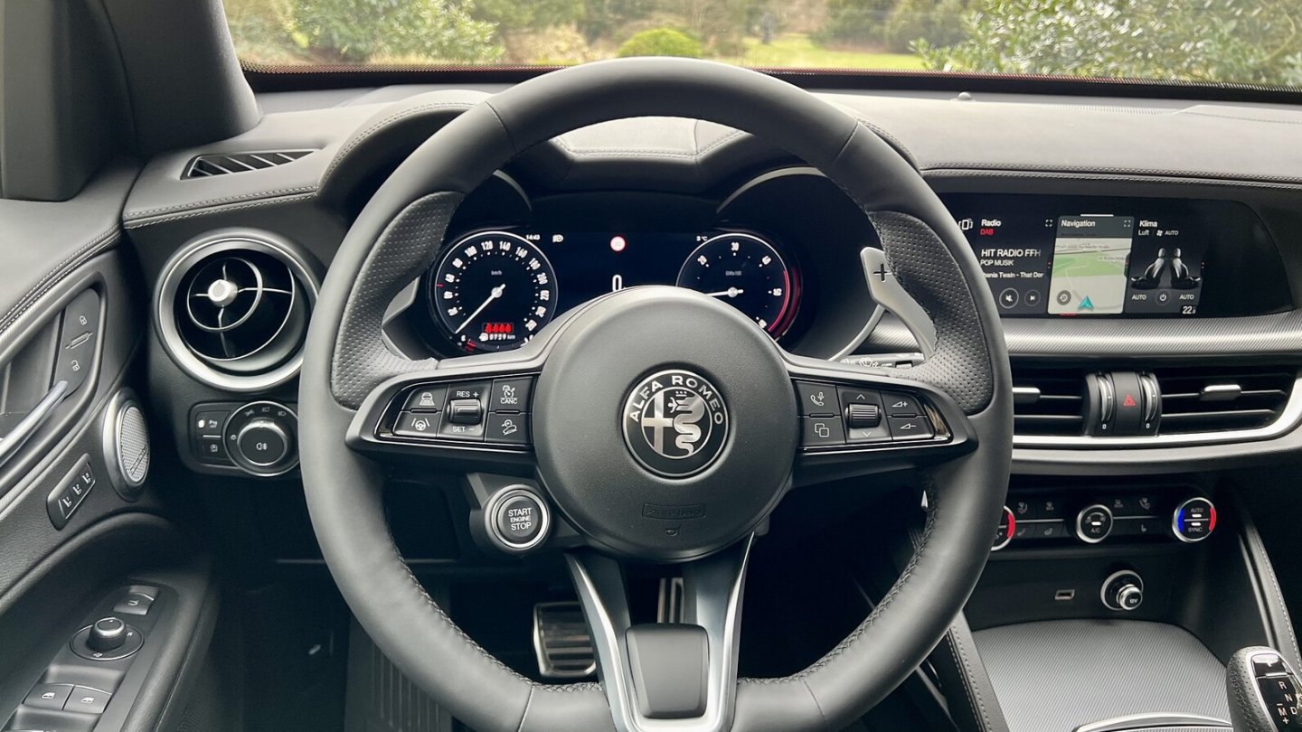 Die Sitzposition hinter dem Lenkrad passt zur dynamischen Ausprägung des Stelvio.